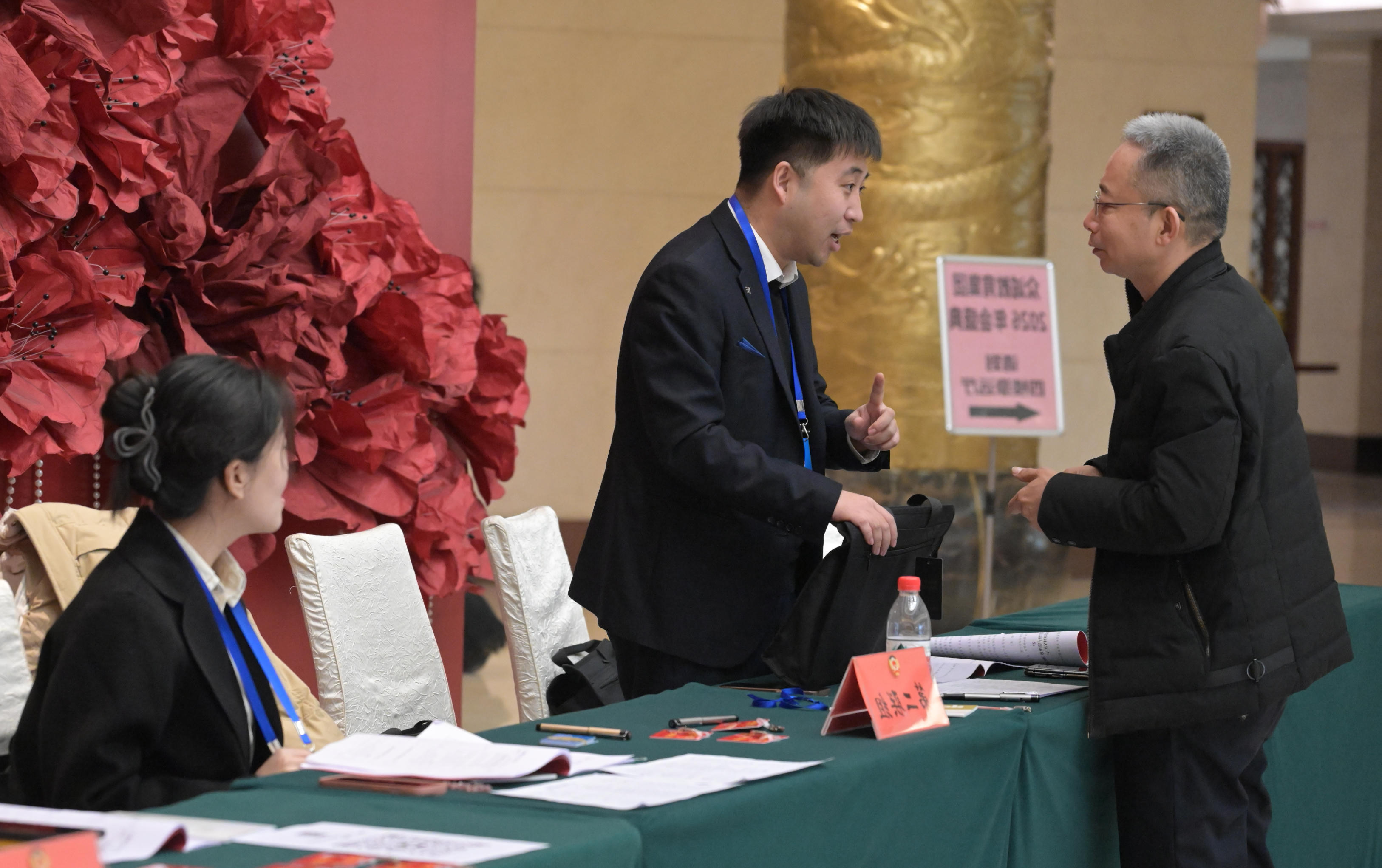 1月27日下午,出席政协阳泉市第十四届委员会第五次会议的委员们,肩负各界重托,带着深入调研收集的民情民意,陆续向大会报到。 晋向华摄.jpg